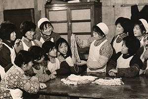 30年代工人們在一起討論產(chǎn)品質量